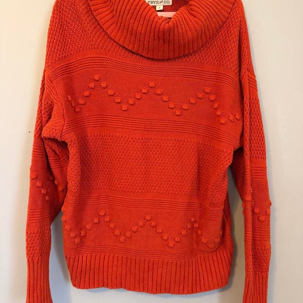 Frye & Co textured knit sweater in a rich burnt orange/rust shade, size Small.